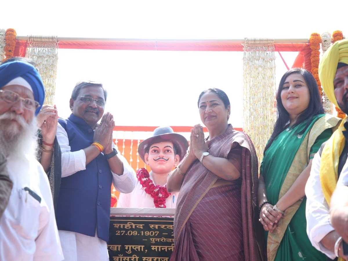 सीएम रेखा गुप्ता ने मालवीय नगर में शहीद भगत सिंह की प्रतिमा का किया अनावरण